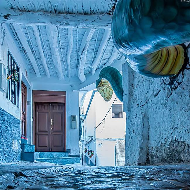 Escultura de serpiente integrada en la fachada de una de las casas de Soportújar, Granada