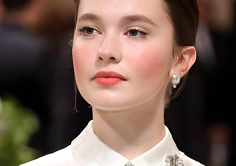 Modelo con colorete rejuvenecedor