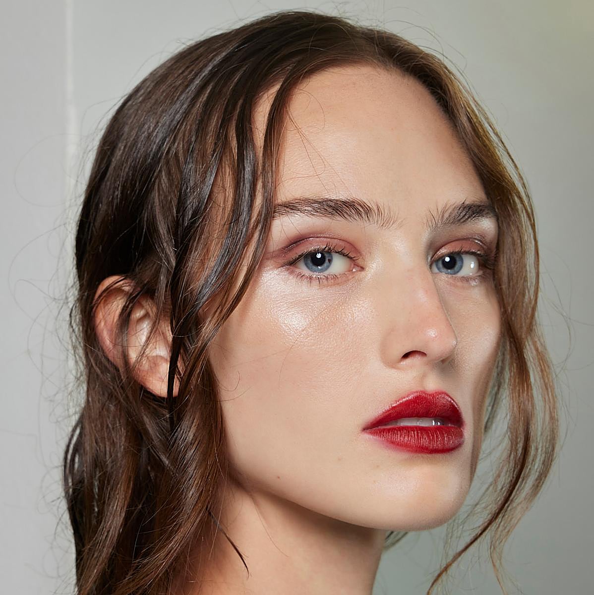 Piel mantequilla en un maquillaje con color