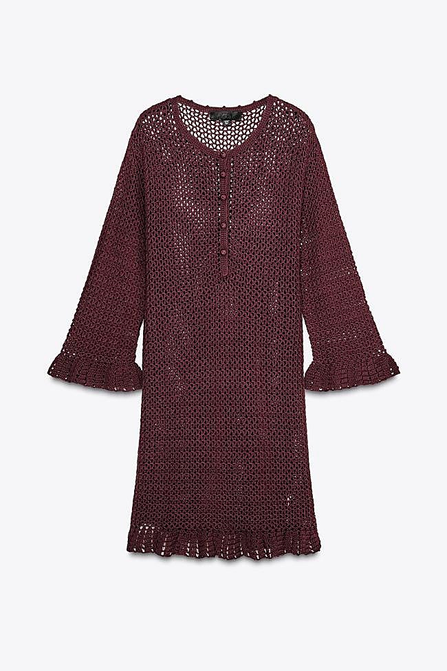 Vestido mini de croché en burdeos de Zara.