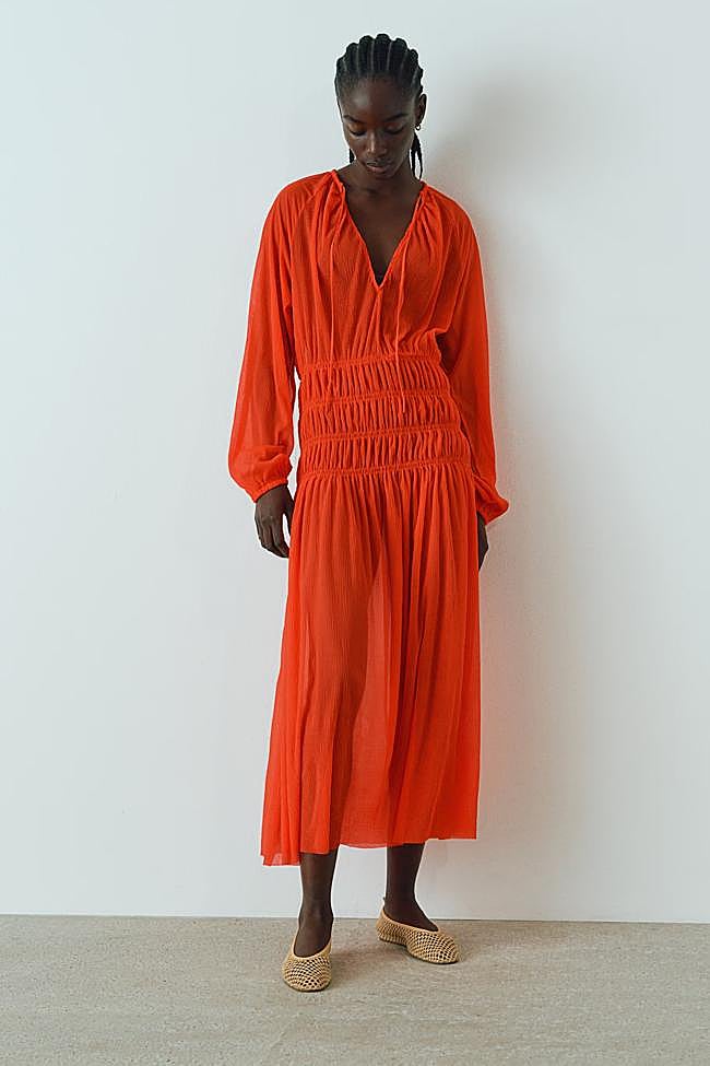 Vestido con cintura nido de abeja (17,99€)