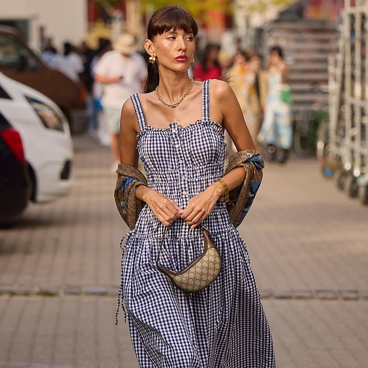 Mujer con vestido con nido de abeja