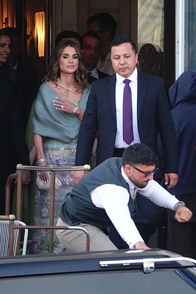 Rania de Jordania con un vestido largo en tonos pasteles.