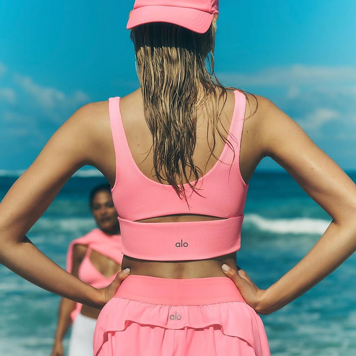 Mujer con un estilismo deportivo.