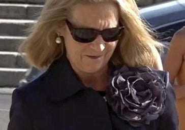 La infanta Elena, más guapa que nunca con falda midi plisada en la boda en la que ha coincidido con Jaime de Marichalar