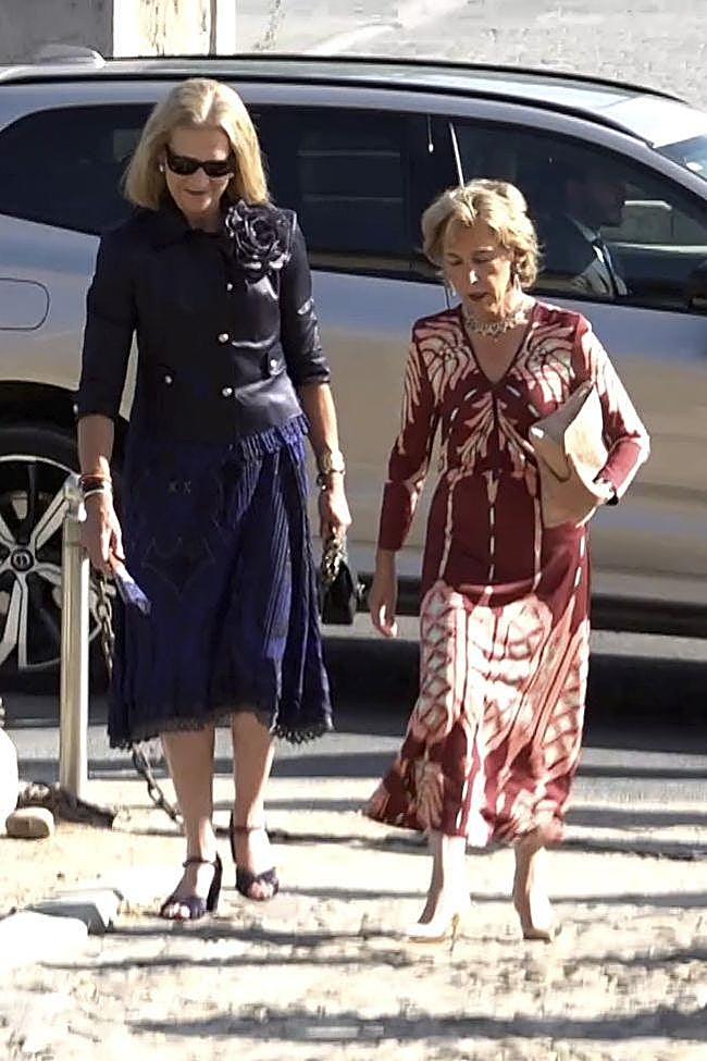 La infanta Elena con una falda de color azul eléctrico.