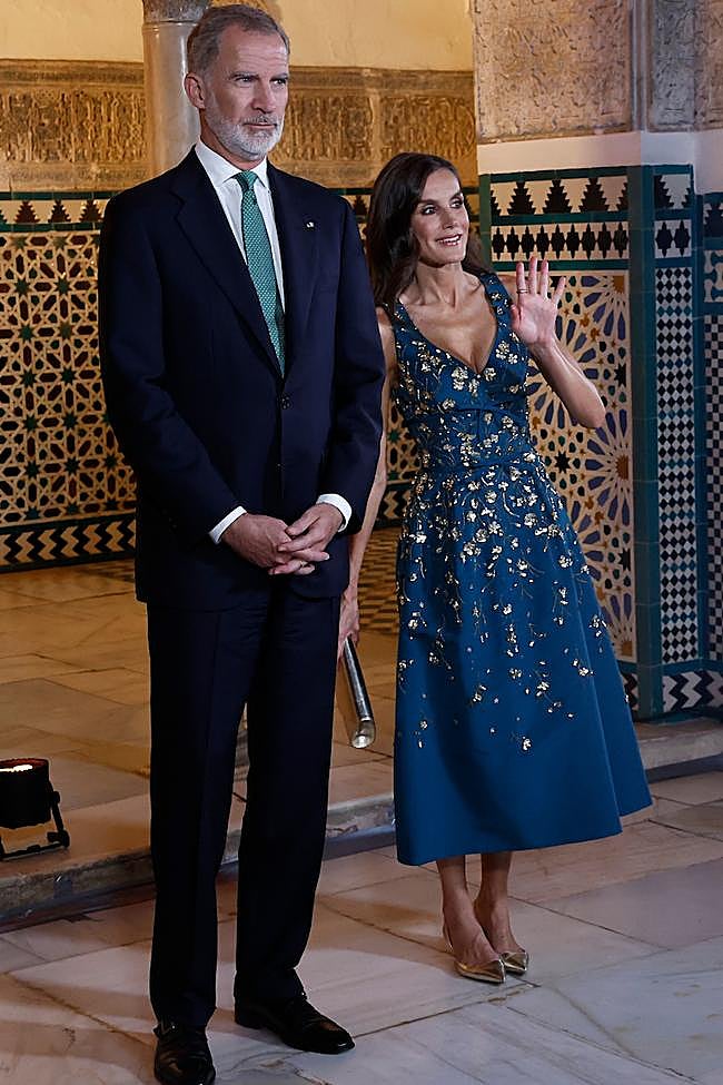 La reina Letizia estuvo cercana y simpática durante la recepción a los invitados a la cena previa al comienzo de la Cumbre de Naciones Unidas en Sevilla.