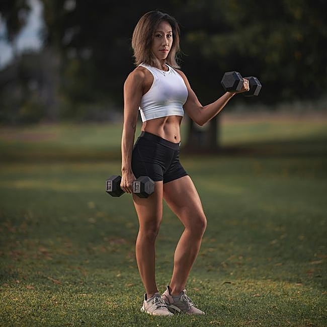 Mujer haciendo ejercicio con mancuernas.