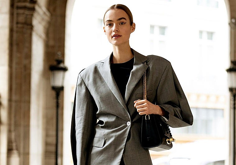 Modelo con blazer de fondo de armario