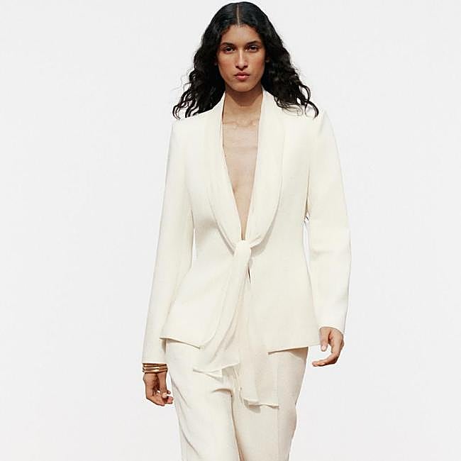 Blazer blanca con pañuelo