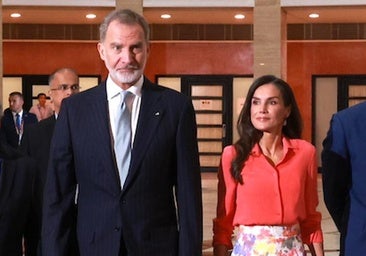 La reina Letizia rescata su falda made in Spain más favorecedora: de estampado floral y con guiño a Sevilla