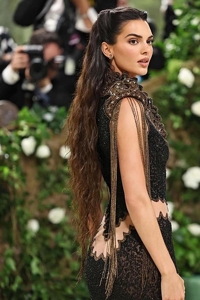 Así se veía el peinado de Kendall Jenner en la MET Gala.
