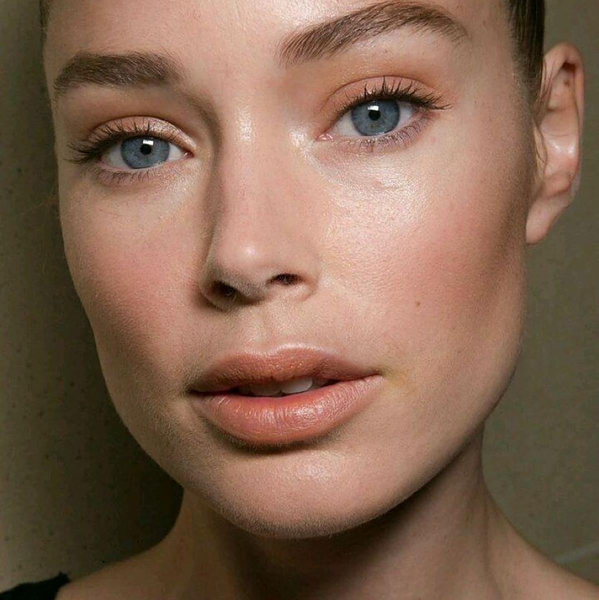 Modelo con piel libre de imperfecciones