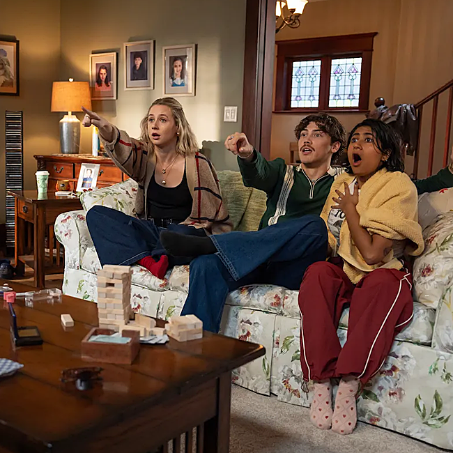 Adults nos presenta a cinco amigos que viven juntos en Nueva York.