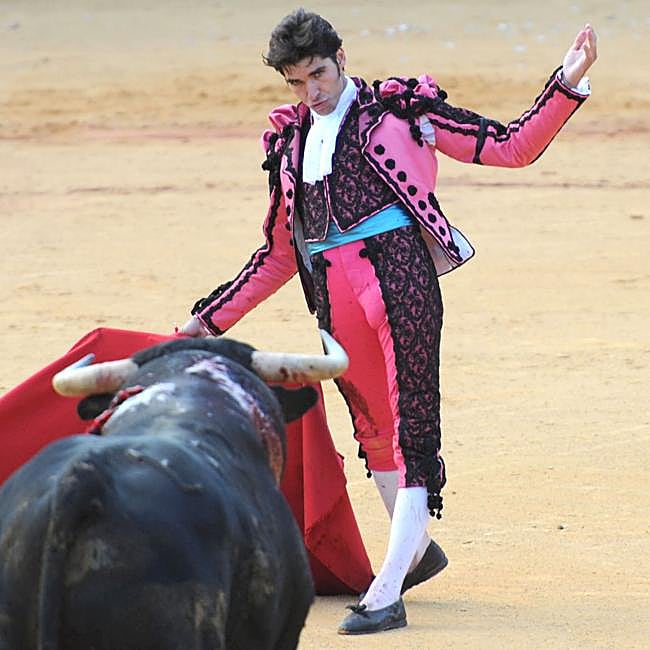 Cayetano Rivera, en 2011, con el traje que diseñó para él la duquesa de Alba.