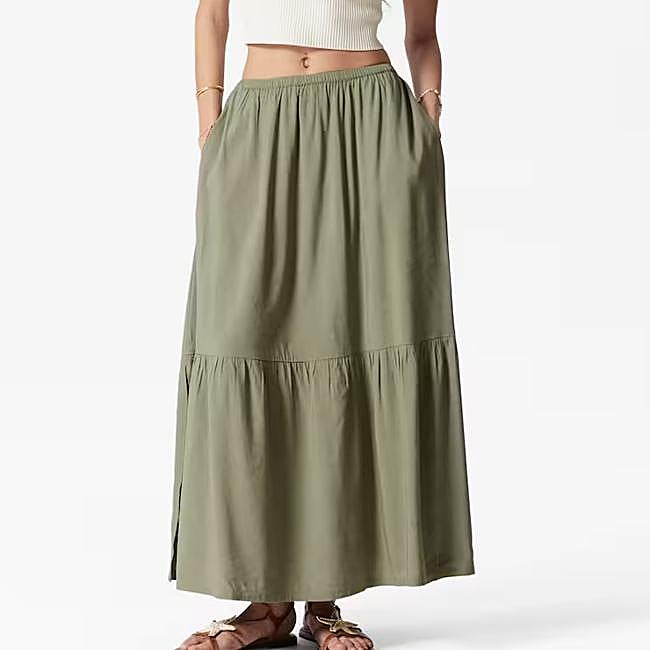 Falda verde larga de &Other Stories, 55 euros.