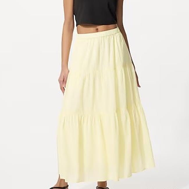 Falda amarillo mantequilla de Uniqlo, 39,90 euros.