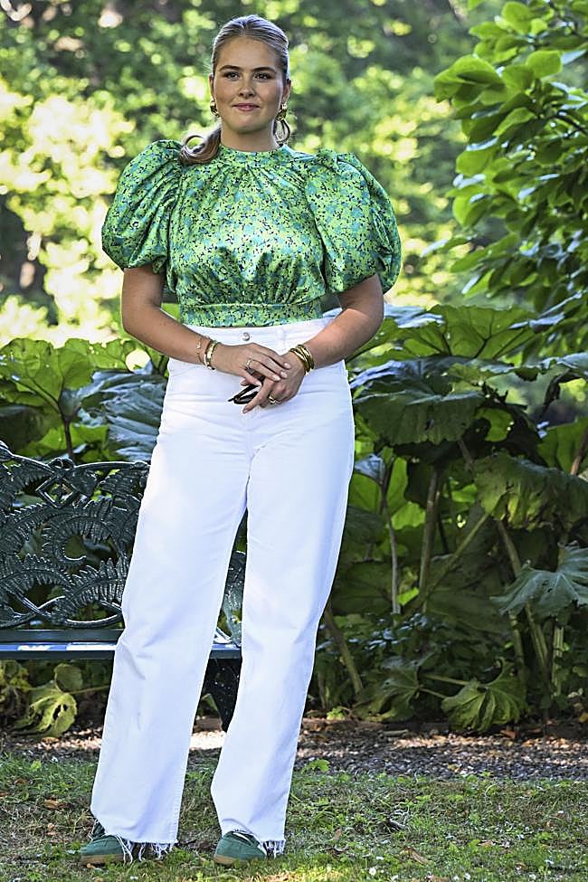 El look de Amalia de Holanda en el posado de verano de la familia real holandesa.