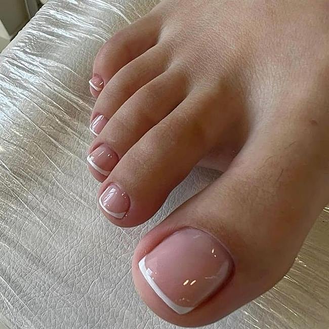 Pedicura francesa clásica