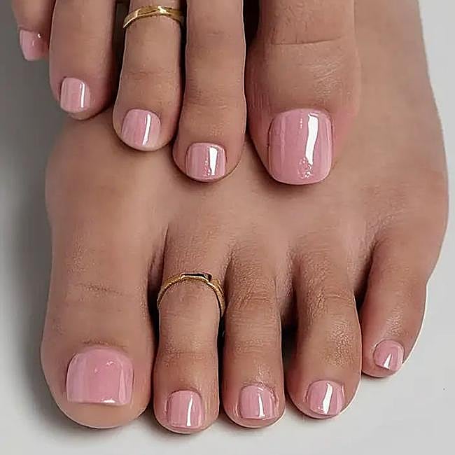 Pedicura efecto glow en rosa natural