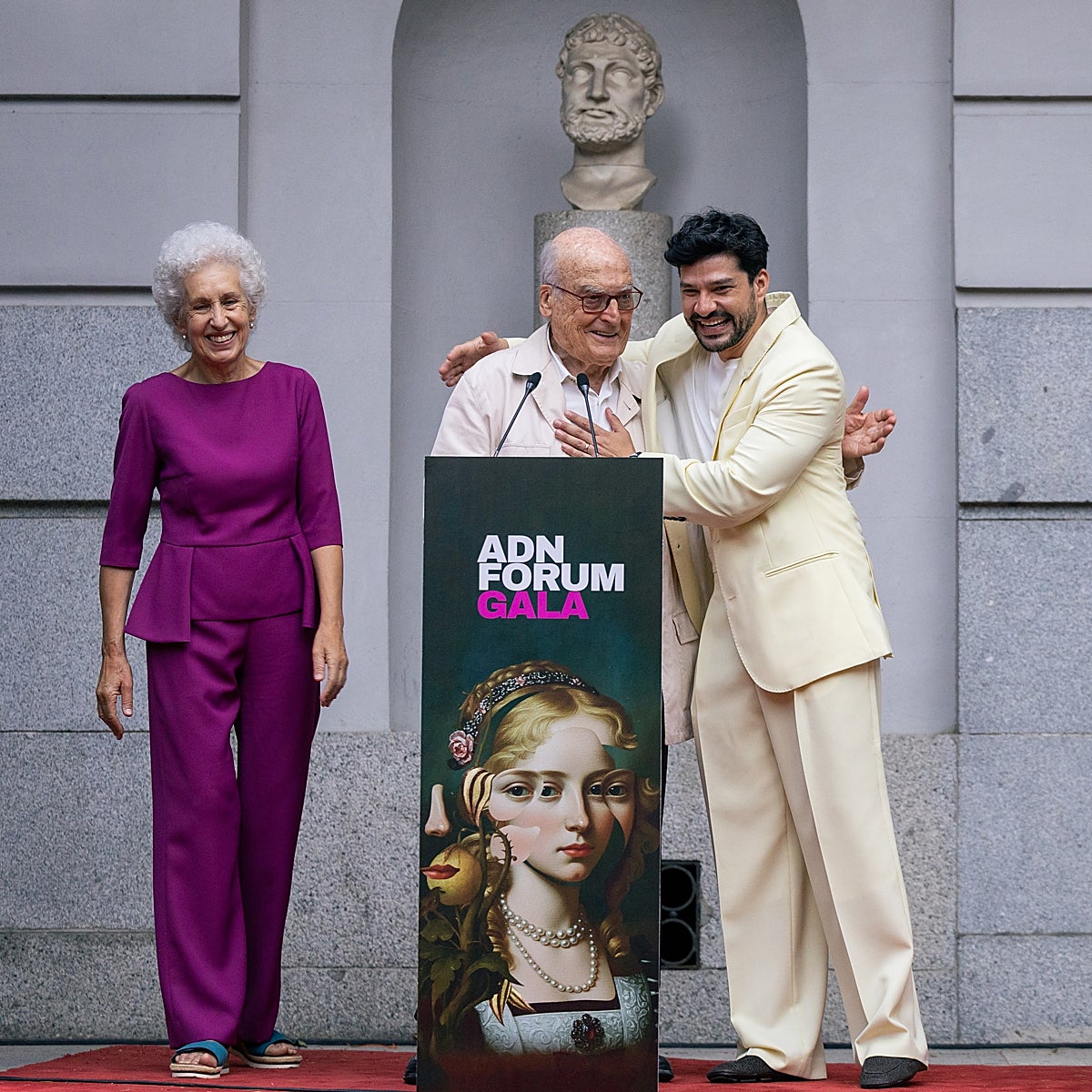 El premiado Luis Gordillo junto a su mujer, Pilar Linares, y el presidente de ADN Fórum, Gabriel Castillo, durante la gala.