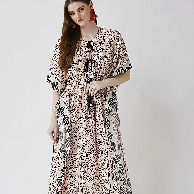 Caftán estampado con cuentas decorativas