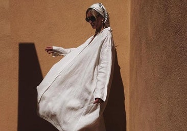 Influencer con caftán de playa