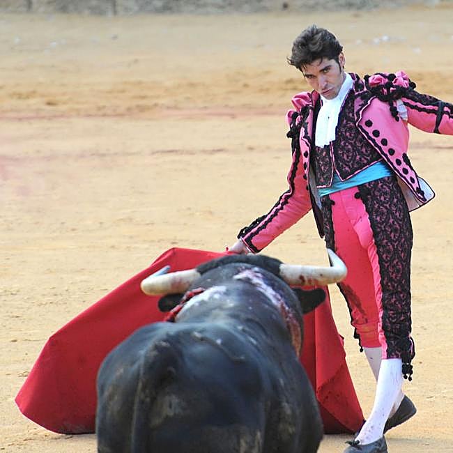 Cayetano Rivera, con un traje diseñado por la duquesa de Alba.