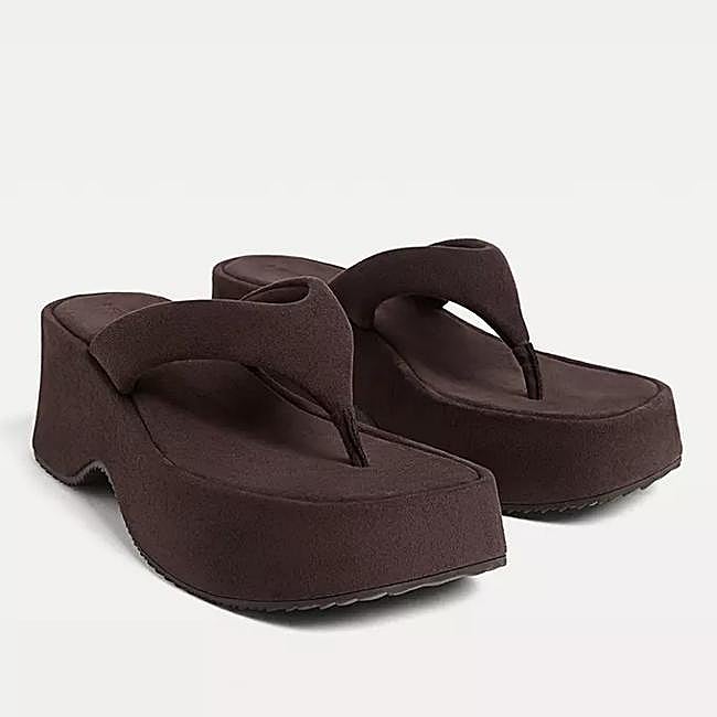 Sandalias marrones de Stradivarius, 29,99 euros.