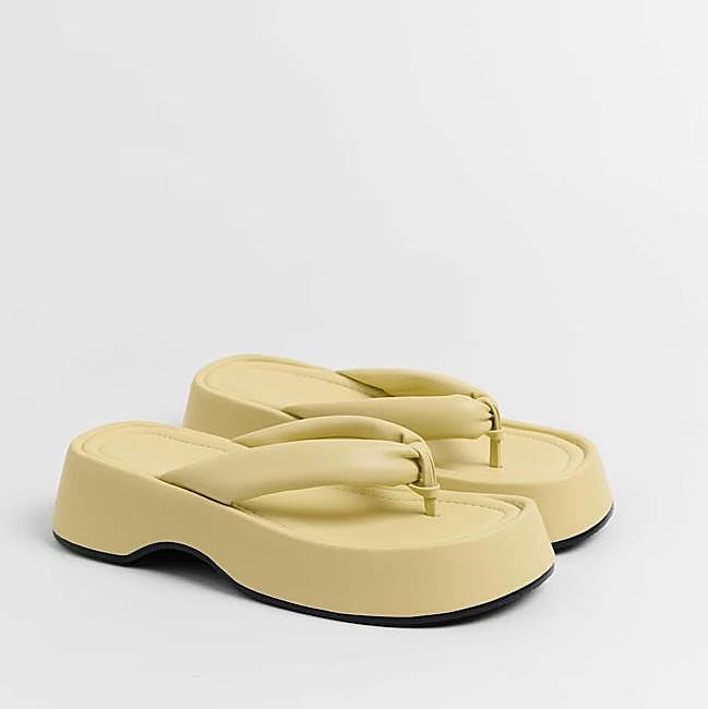 Chanclas amarillas de Mim, 36,40 euros.