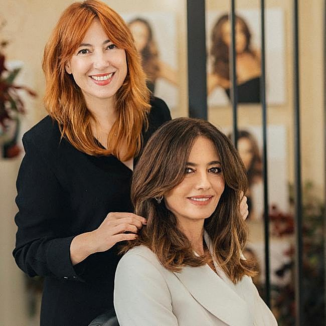 Jose Toledo con un corte mariposa y un castaño iluminado por Salón Cheska.