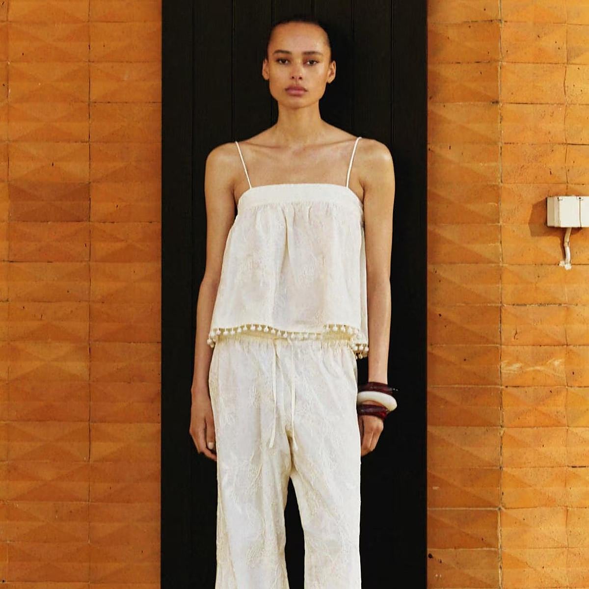 Modelo con look de verano de H&M