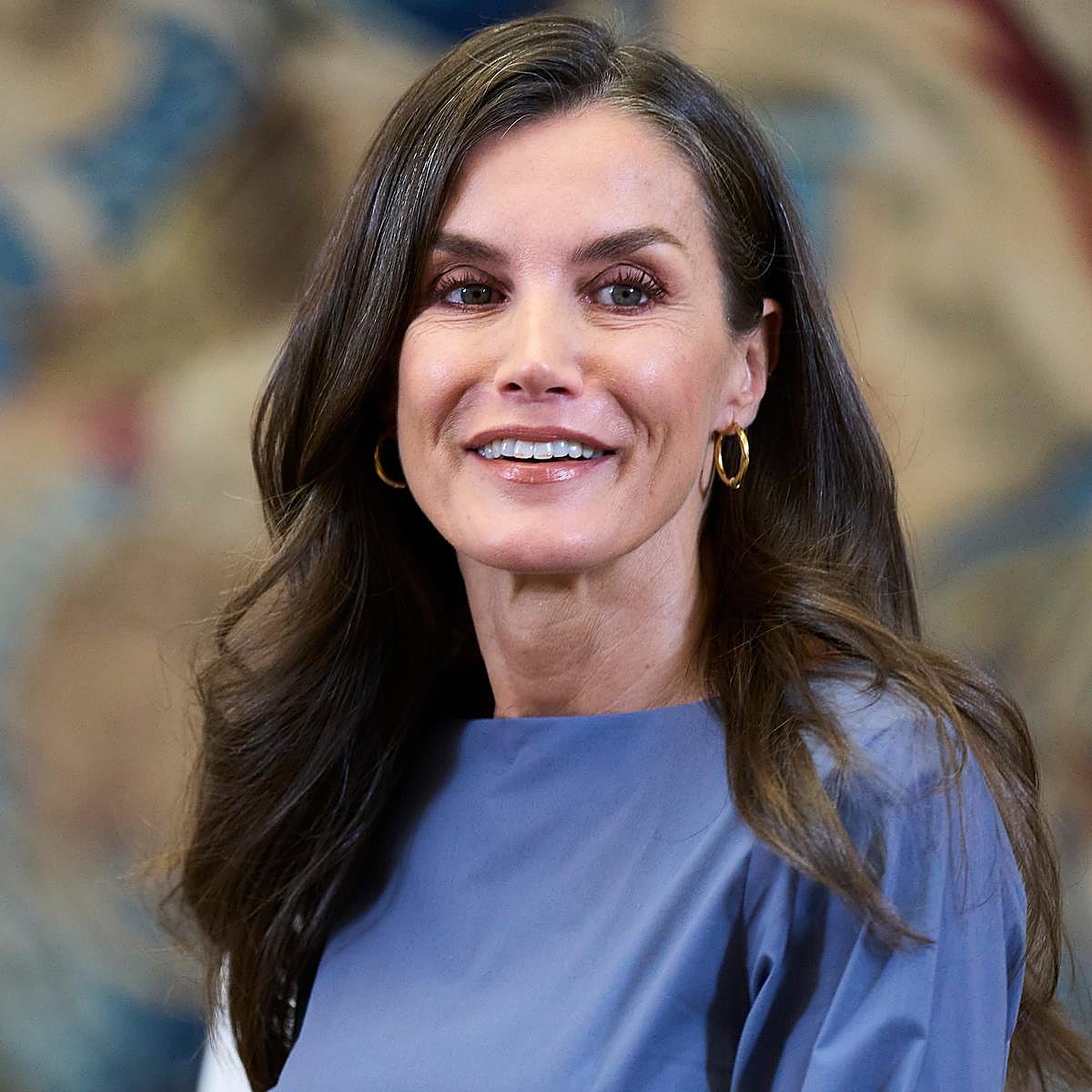 La reina Letizia con vestido de Adolfo Domínguez