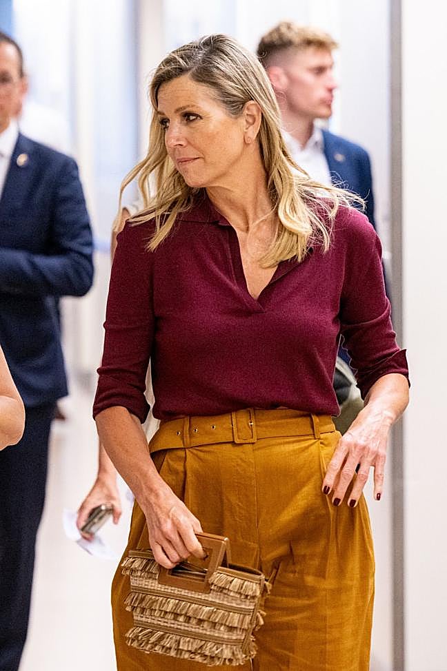 Máxima de Golanda con un bolso de flecos.