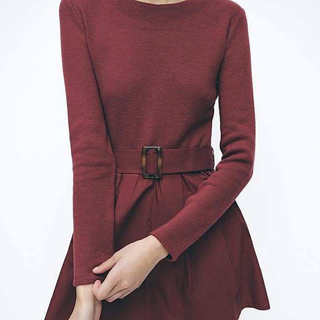 Vestido burdeos de Zara (9,99 euros)