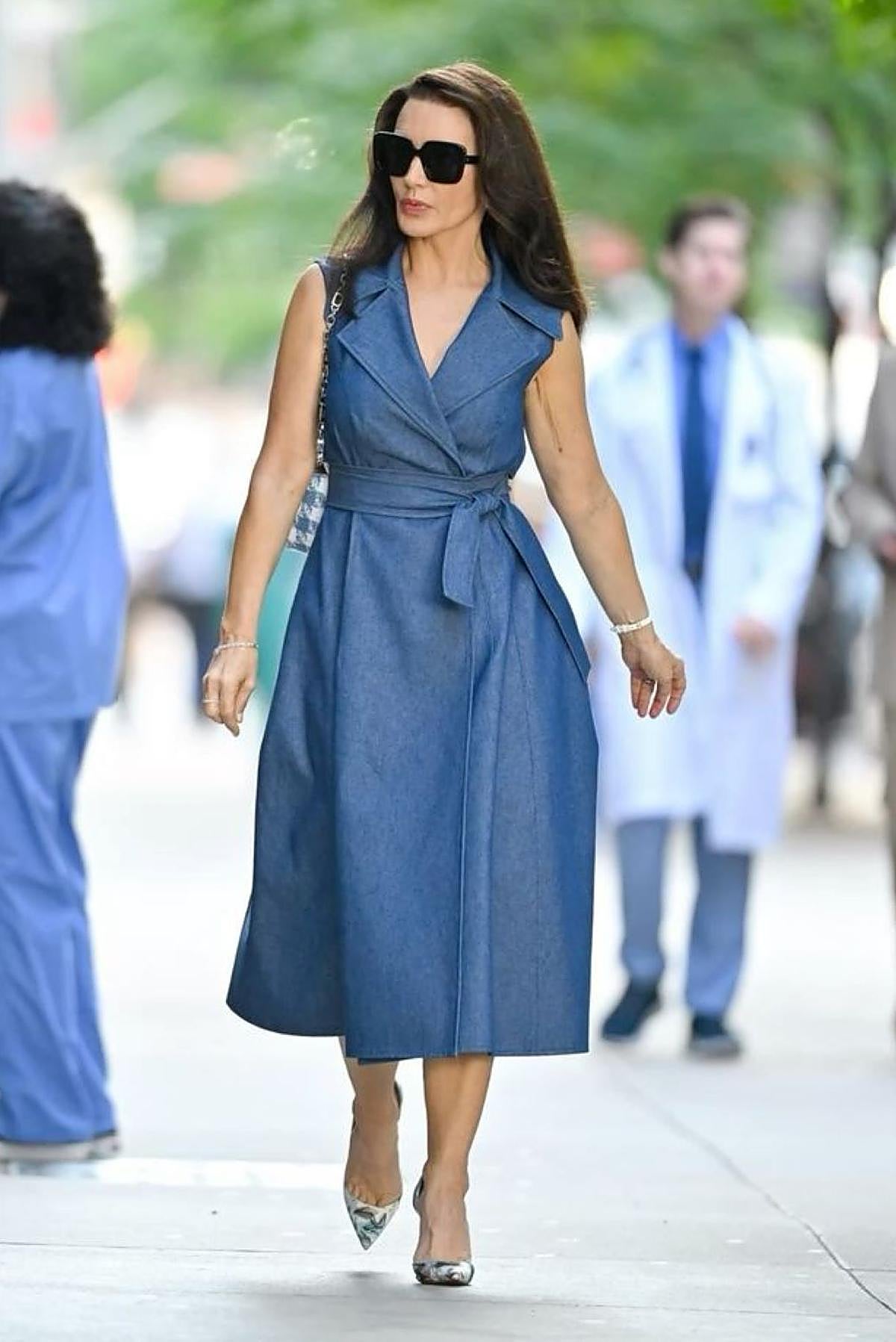 Kristin Davis con vestido elegante a los 50