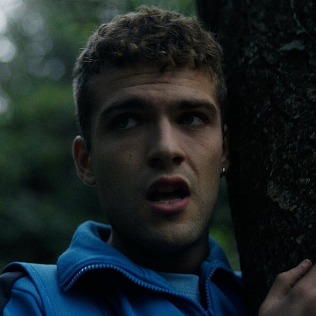 Jon (Jon Lukas) camina desorientado por el bosque tras despertarse en el búnker.