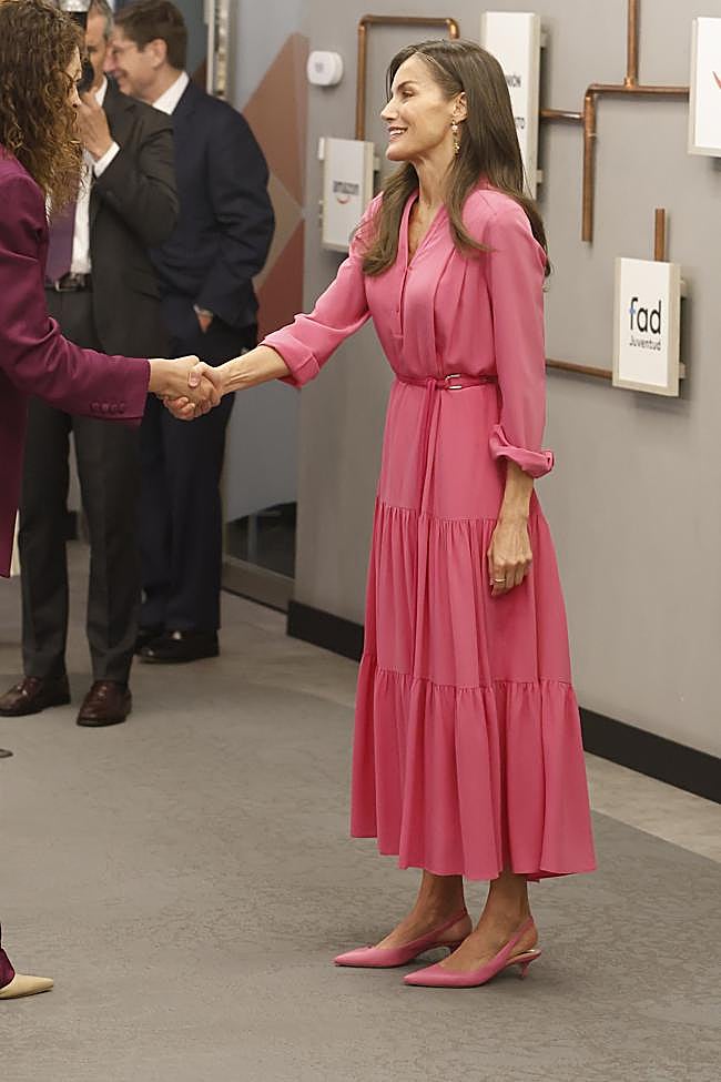 Letizia con un total look rosa