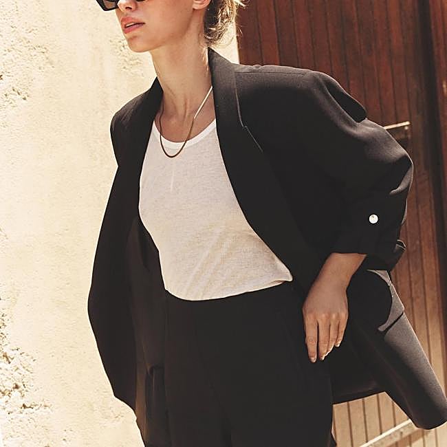 Blazer color negro con manga remangada