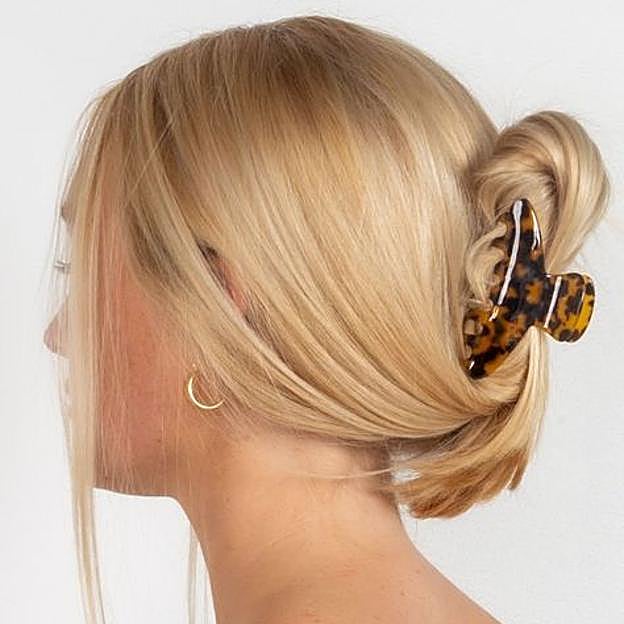 Imagen principal - Así se ponen la pinza en el pelo las influencers.