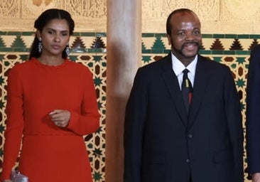 El rey de Suazilandia con una de sus 16 mujeres en Sevilla.