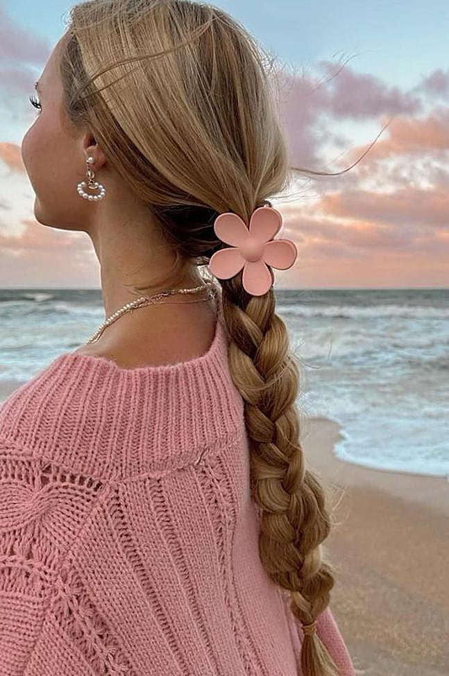 Una peinado de playa con trenza y pinza.