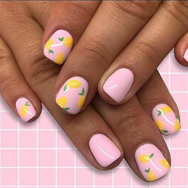 Uñas con print de limones para verano