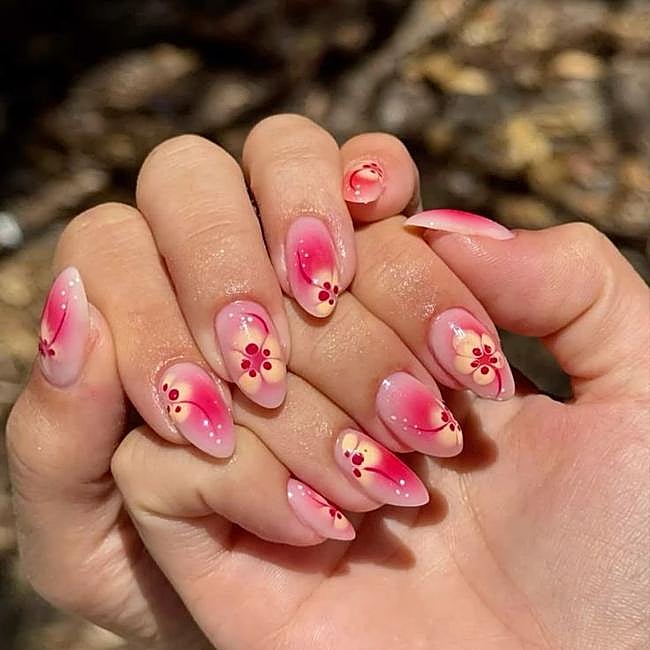 Manicura con flores tropicales
