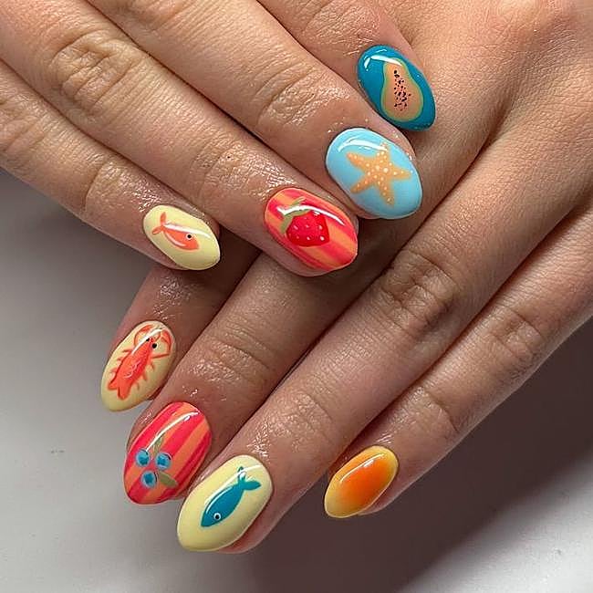 Manicura mismatch colorida