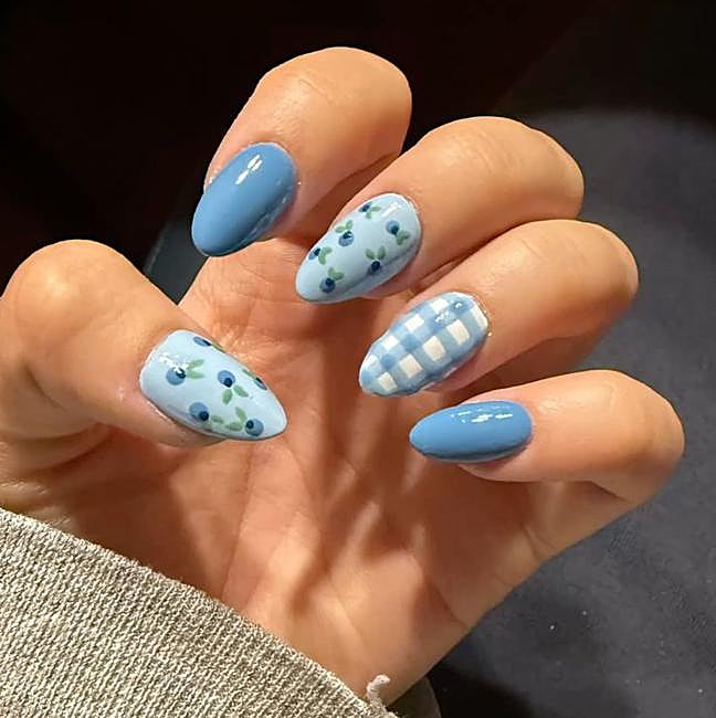Manicura coqueta con estampado de vichy