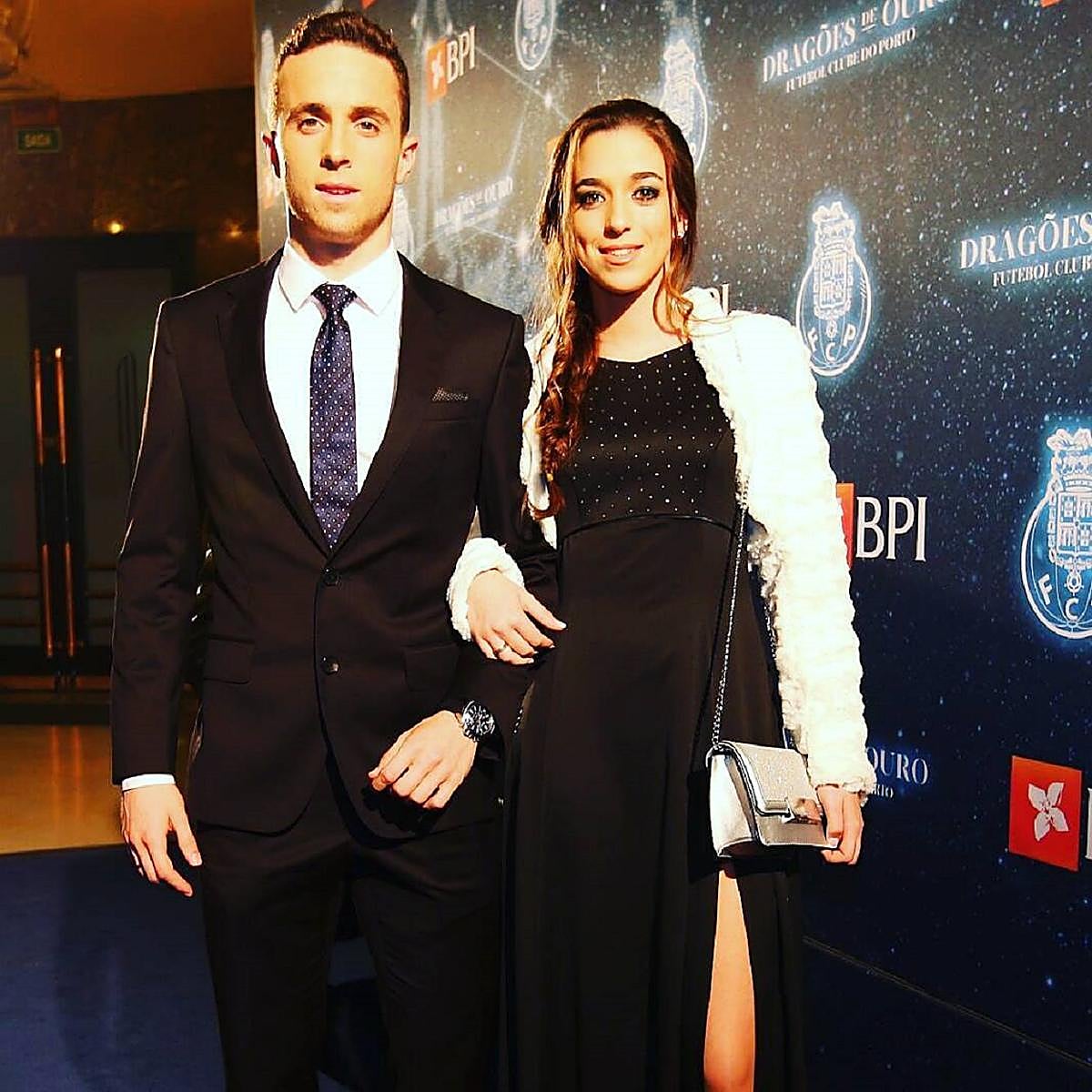 Diogo Jota, con su mujer, en un evento.