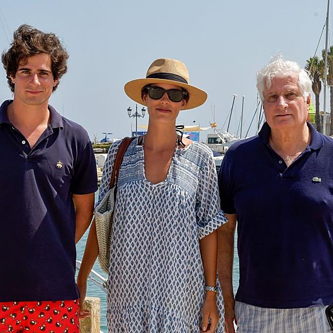 El duque de Alba, con su hijo, el duque de Huéscar, y la mujer de este, Sofía Palazuelo..