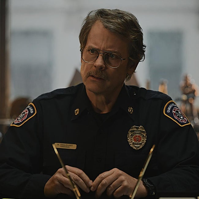 Greg Kinnear en una escena de Smoke, caracterizado como Harvey Englehart, el jefe de Gudsen.