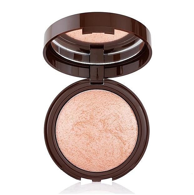 Imagen principal - El truco de maquillaje del verano: poner iluminador en el cuerpo